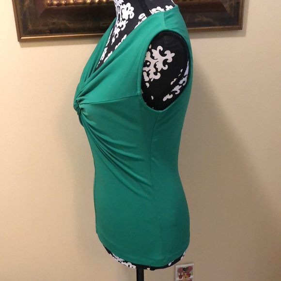 💚 Bar III Stretchy V-Neck knot sleeveless top - Picture 5 of 8